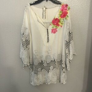 Aratta shirt blouse in excellent condition. New without tags. Size xs small.